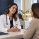 Médica conversando com paciente