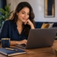 Mulher comparando opções de plano no notebook